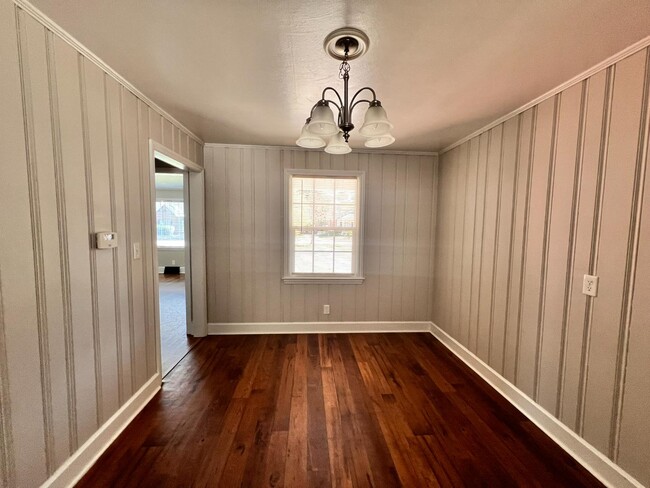 Building Photo - 807 N Ellis Ave