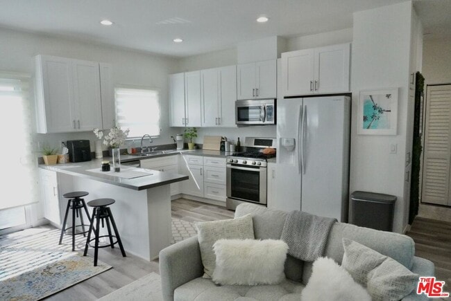 Building Photo - 1157 S Point View St