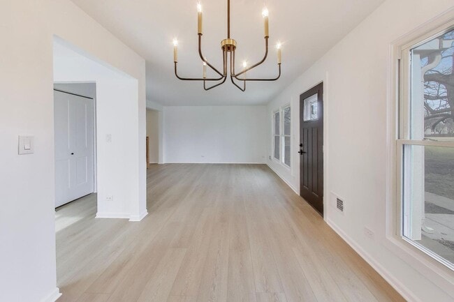 Building Photo - 1834 Jamestown Cir