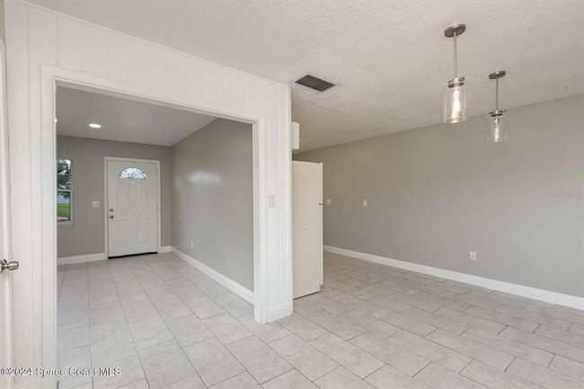 Building Photo - 1885 Golfview Dr