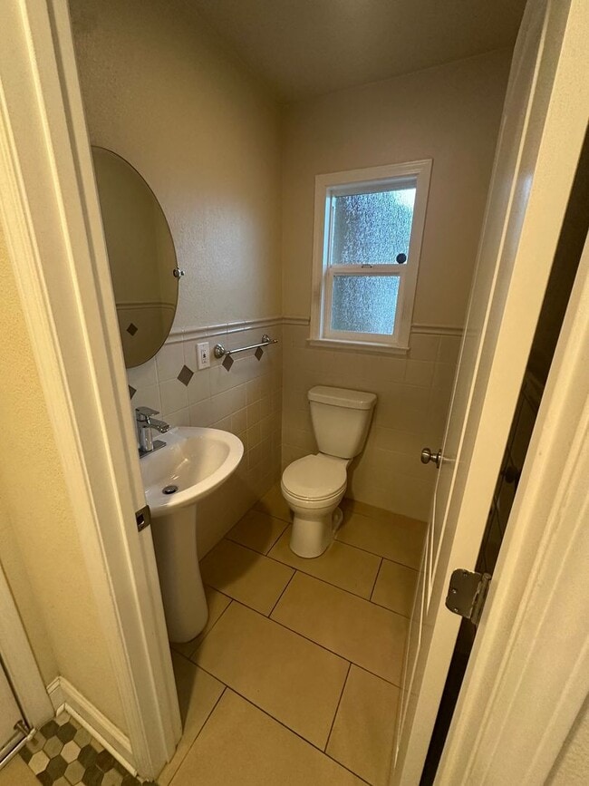 Building Photo - Gorgeous, 3 bedroom, 2.5 bath home, ready for move in