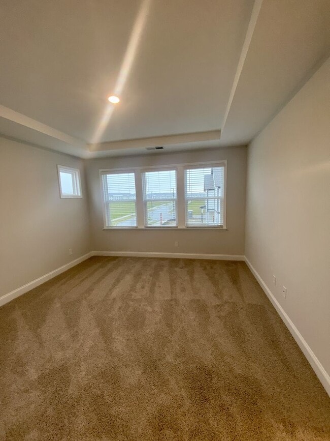 Building Photo - End Unit Townhouse in Terraces at Farmington
