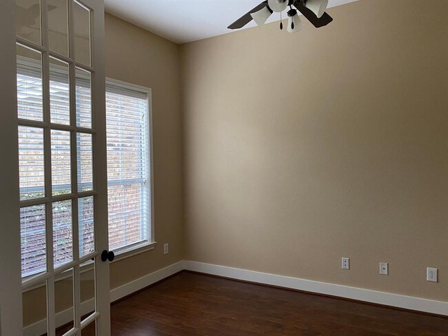 Building Photo - 302 Las Colinas Dr