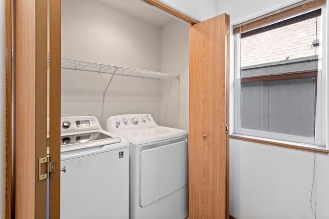 Building Photo - Downtown / Peaceful Valley 2 Bed 2 Bath ho...