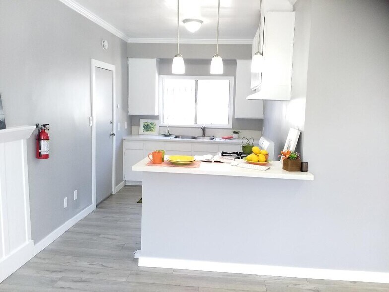 Kitchen - 4057 S Raymond Ave