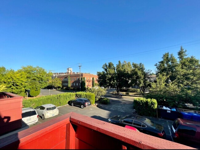 Building Photo - Vintage Upstairs 2 Bedroom With Patio In Hollywood District ~ Near It All! Off Street Parking~ Pe...