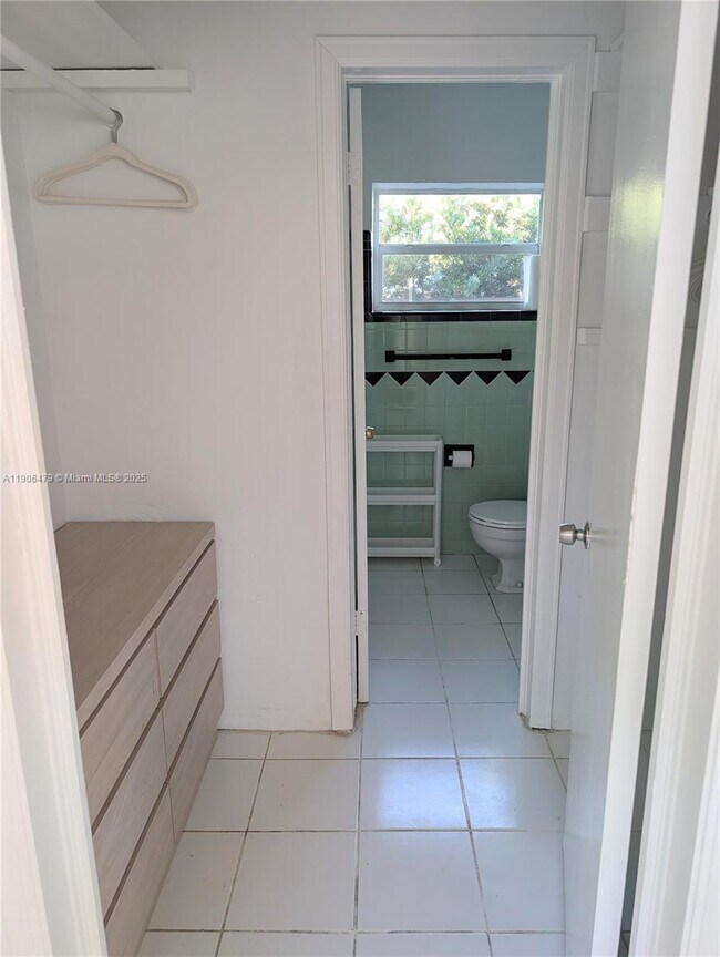 Building Photo - 1004 N 16th Ave