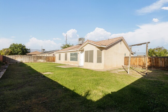 Building Photo - Cute 3 Bedroom 2 Bathroom Home