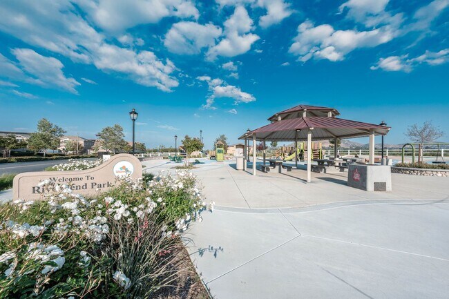 Building Photo - Large Single Family, 5 Bed 3 Bath, Corona-Norco Unified School District.