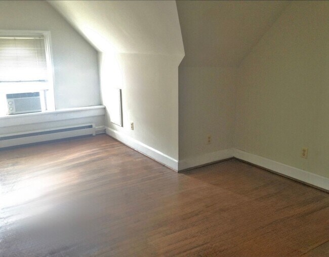 Building Photo - THREE 2 BEDROOM APARTMENTS IN THIS BUILDIN...