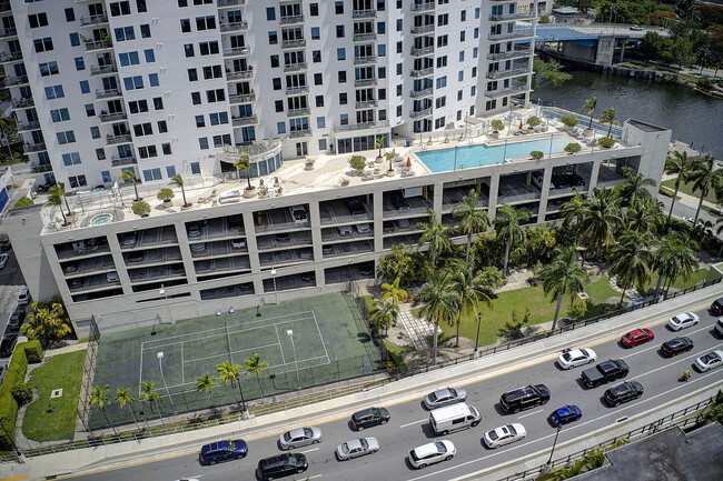 Building Photo - 10 SW South River Dr
