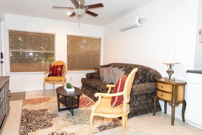 Building Photo - 820 Lantern Tree Ln