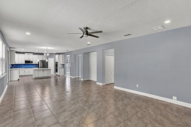 Building Photo - Beautiful 5/4 Home with Over 4k sqft, Fenced in Yard & 3 Car Garage! Pet friendly!