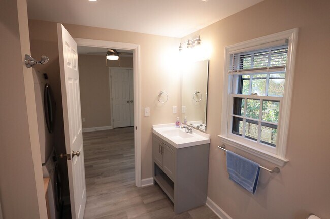 Building Photo - Renovated 2 Bedroom, 2 Bathroom Home in Hi...