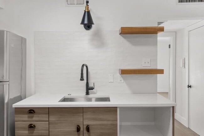 Building Photo - 505 W 7th St