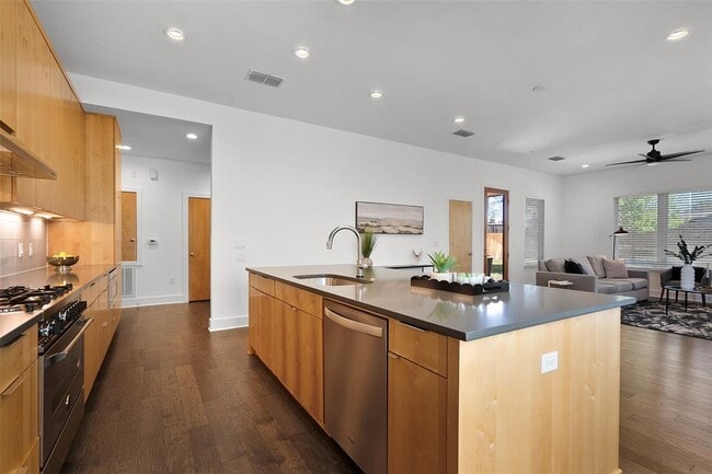 Building Photo - 7813 Mullen Dr