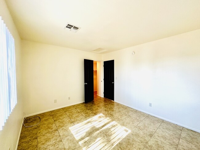 Building Photo - $500 Off New Years Special! Spacious 2 bed...