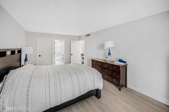 Building Photo - 6033 N Sheridan Rd