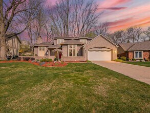 Building Photo - Welcome to this spacious single-family hom...