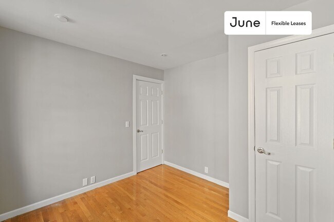 Building Photo - 226 E 7th St