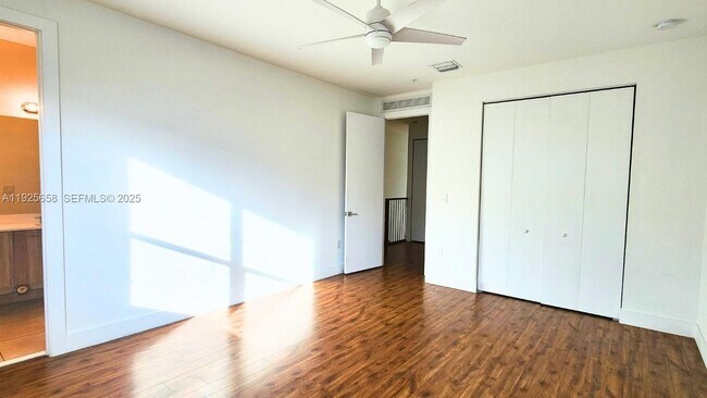 Building Photo - 460 NE 35th Ct