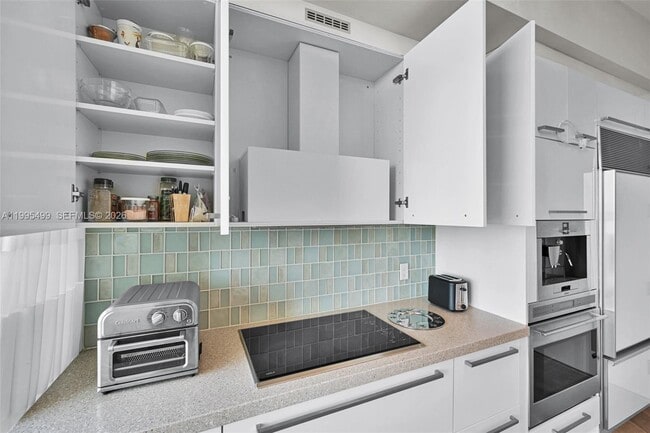 Building Photo - 15901 Collins Ave