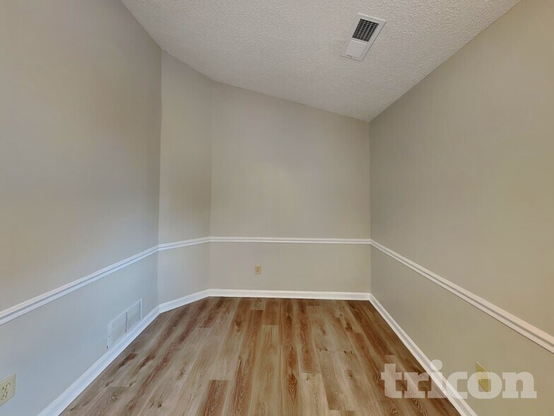 Building Photo - 623 Lockhart Ct NE