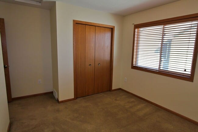 Building Photo - 3 Bedroom Townhome