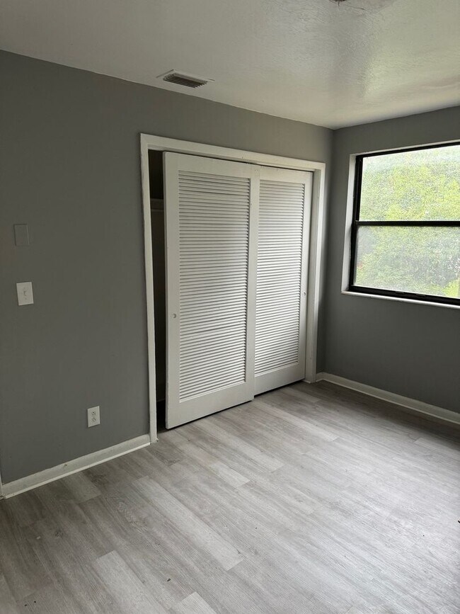 Building Photo - 2 Bedroom Duplex in Jacksonville