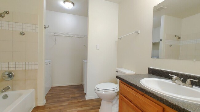 Building Photo - 509 Valencia Dr SE