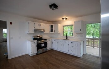 Building Photo - Beautifully renovated home