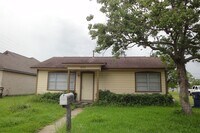 Building Photo - 806 N Avenue B
