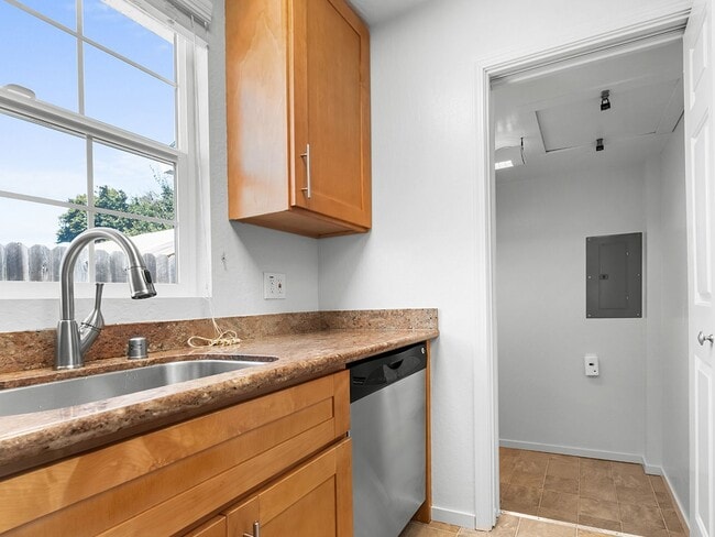 Building Photo - Duplex Living