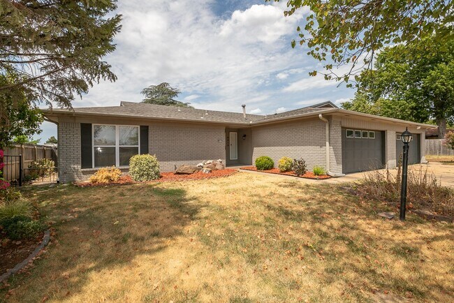 Building Photo - 3 Bed | 2 Bath Duplex in Central Tulsa!