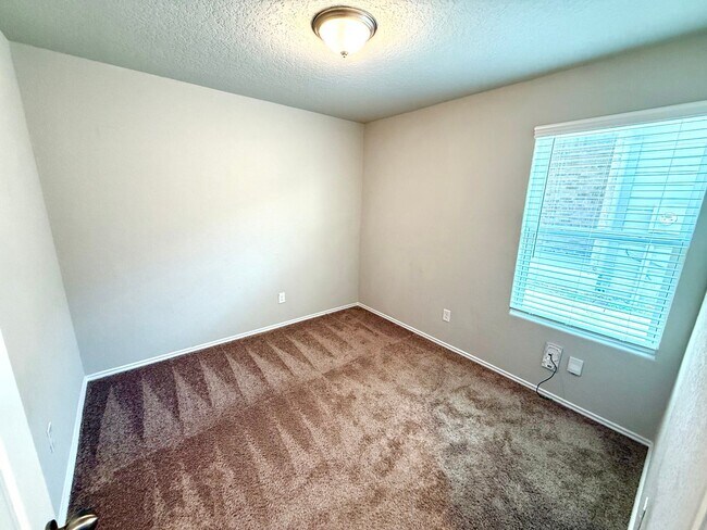 Building Photo - AVAILABLE NOW! 3 Bedroom / 2 Bath Home Nea...
