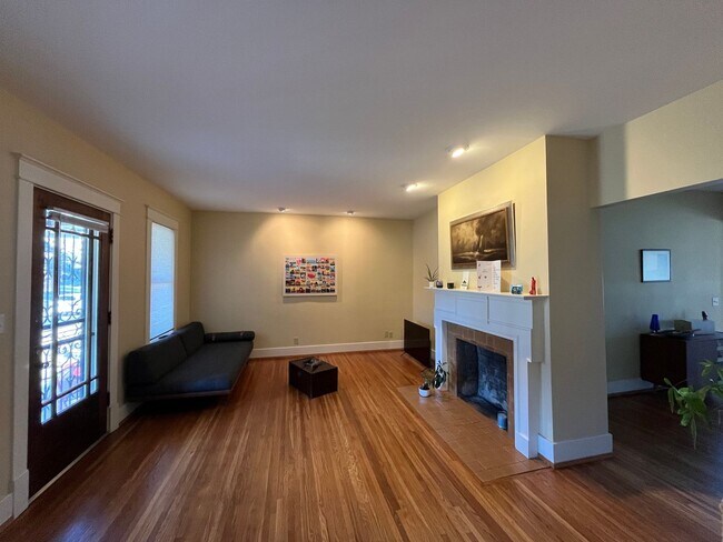 Building Photo - Charming Home in Belmont-Hillsboro Neighborhood, minutes to Vandy and Belmont, Fenced Yard