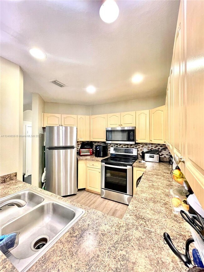 Building Photo - 1359 Avon Ln