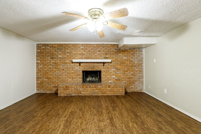 Building Photo - 3 bedroom less than 1 mile from Tech