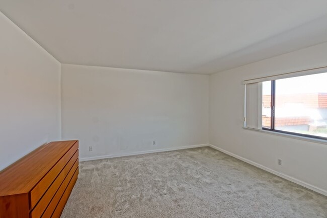 Building Photo - Bright & Airy, End-Unit 3BR2.5BA Townhouse w/ 2-Car Garage in Beautiful Gated Community w/ Pool &...