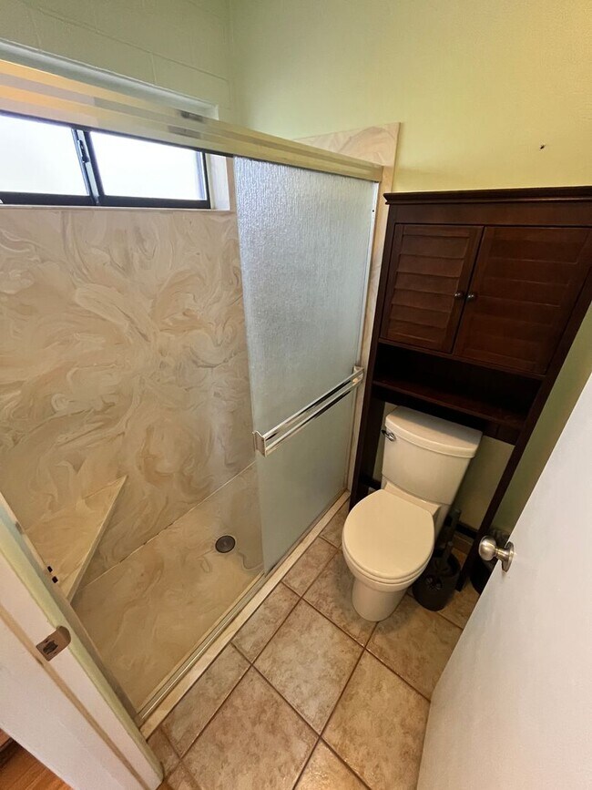 Building Photo - East- 3 bedroom/ 2 bathroom home with sparkling pool!