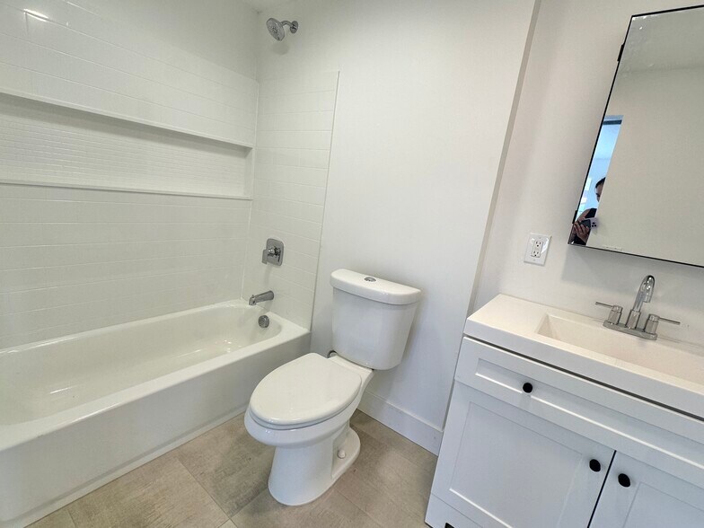 Full size tub shower - 7080 Estrella de Mar Rd