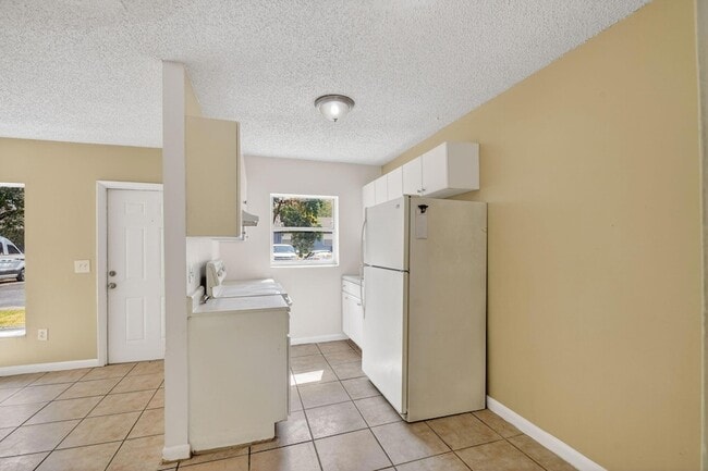 Building Photo - 4825 Serafica Dr