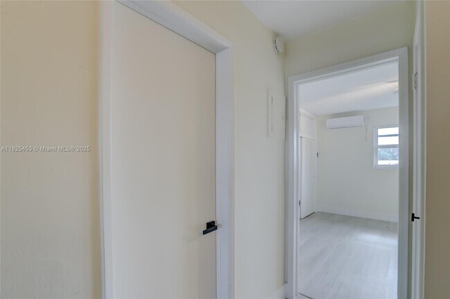 Building Photo - 1520 NE 56th St
