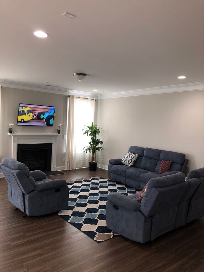 Building Photo - Lake Front Community 4 bed, 3 bath