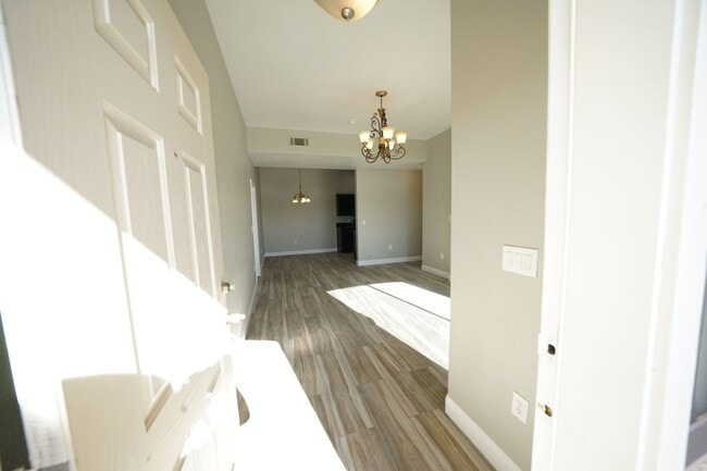 Building Photo - SHOWINGS AVAILABLE NOW