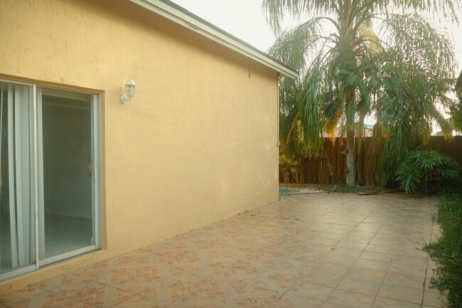 Building Photo - 14750 SW 156th Ave