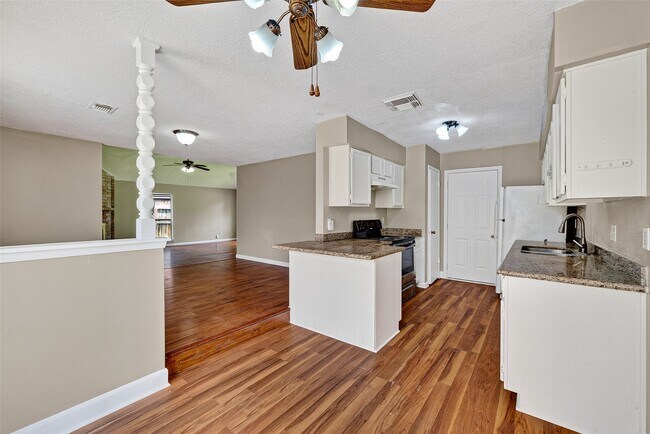 Building Photo - 13847 Cherry Hollow Ln