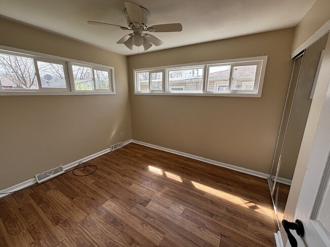 Building Photo - Your ideal home in Gary!