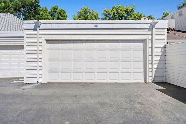 Building Photo - 7235 Cinnamon Cir