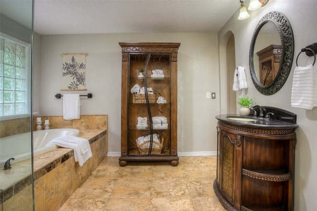 Building Photo - 6016 Teas Nursery Rd